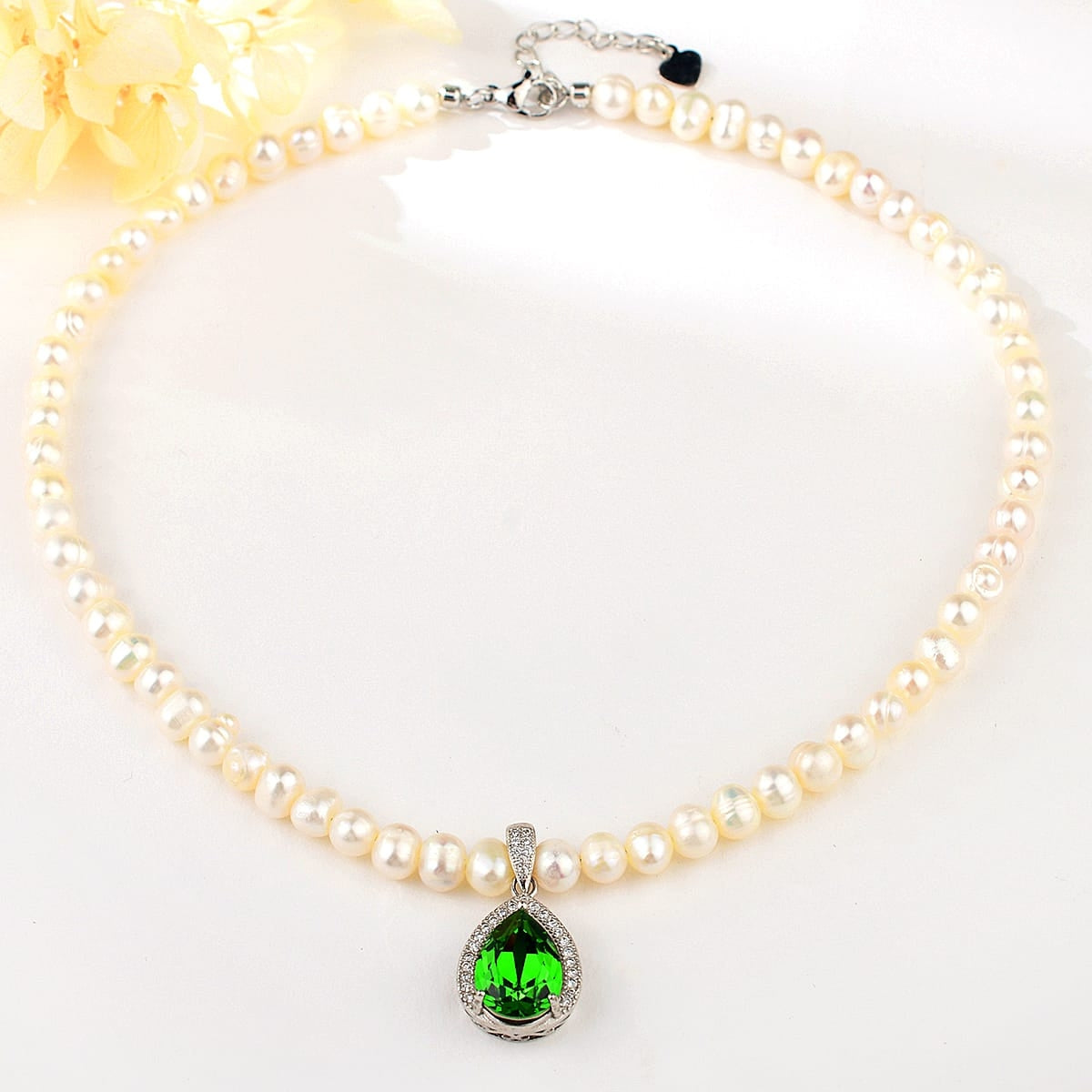 GREEN PENDANT NECKLACE