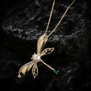 FRESHWATER PEARL NECKLACE AND BROOCH