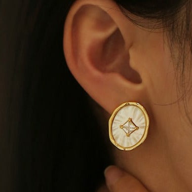 SHELL STUD EARRING