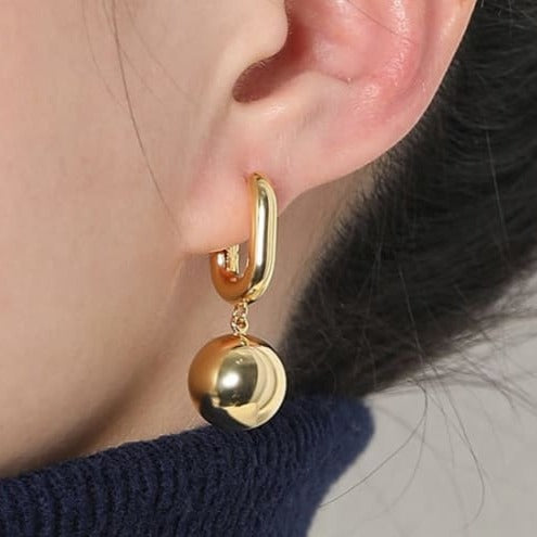 MINIMALIST HUGGIE EARRING