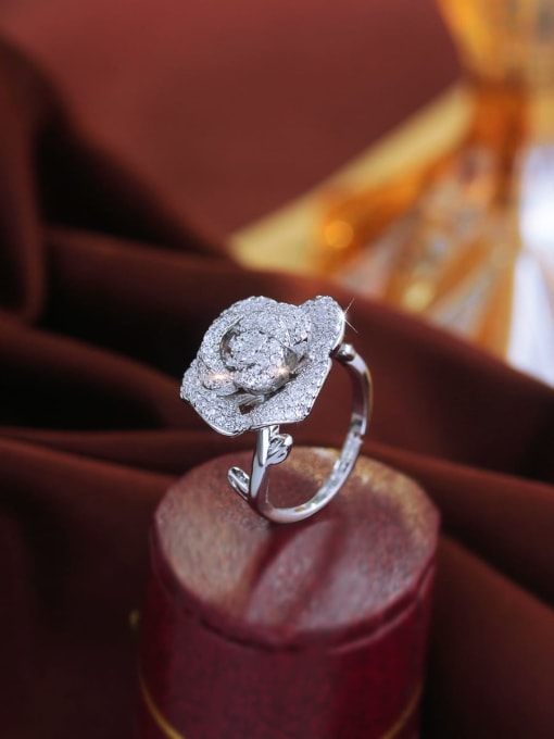 EXQUISITE ZIRCONIA WHITE FLOWER RING