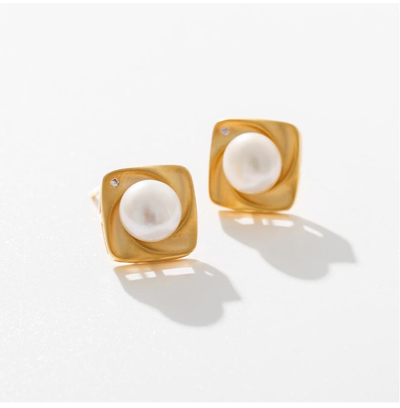 FRESHWATER PEARL EARRINGS