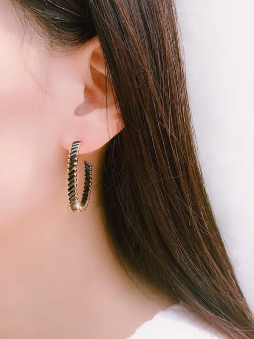 BLACK FASHIONABLE HOOP EARRINGS