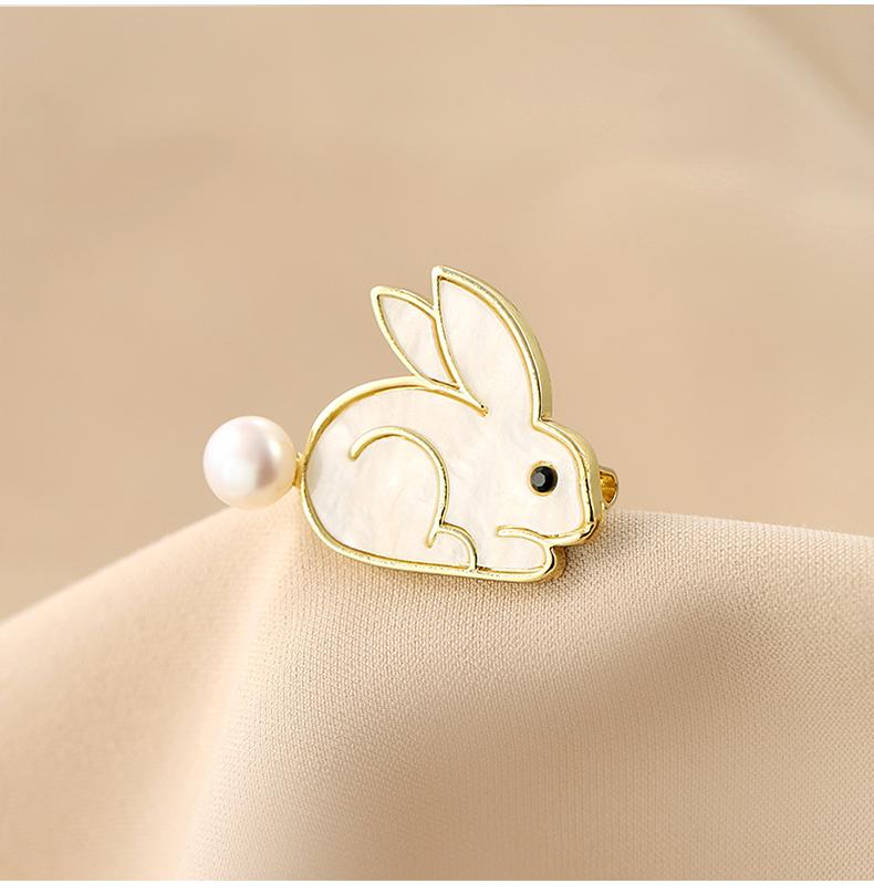 FRESHWATER PEARL BROOCH