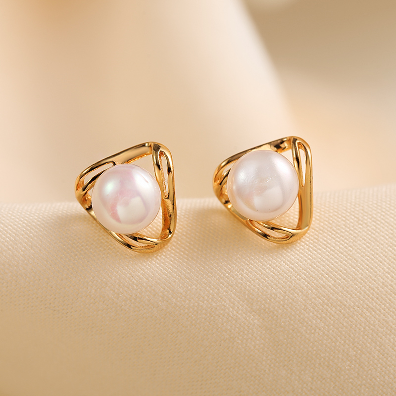 FRESHWATER PEARL EARRINGS