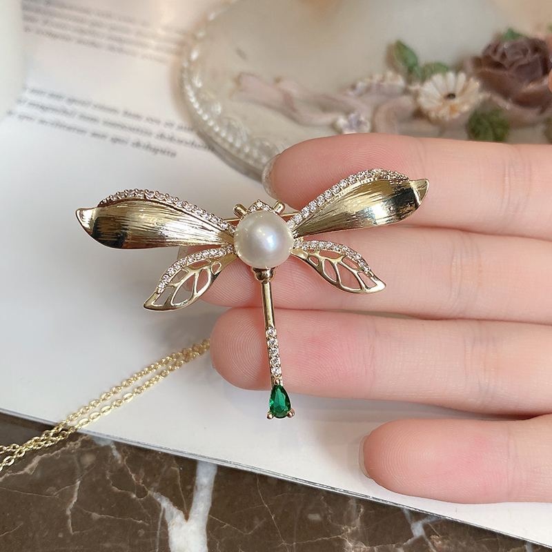 FRESHWATER PEARL NECKLACE AND BROOCH