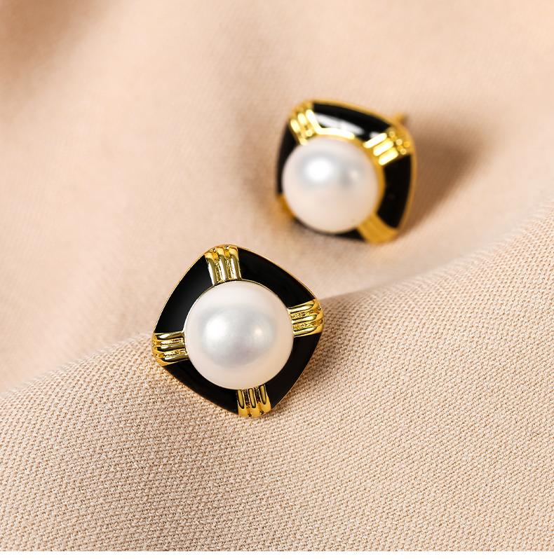 FRESHWATER PEARL EARRINGS